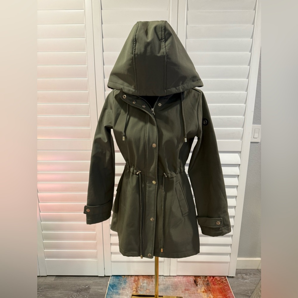 JESSICA SIMPSON RAIN JACKET
SIZE SMALL
FORM FITTING 
ADJUSTABLE
